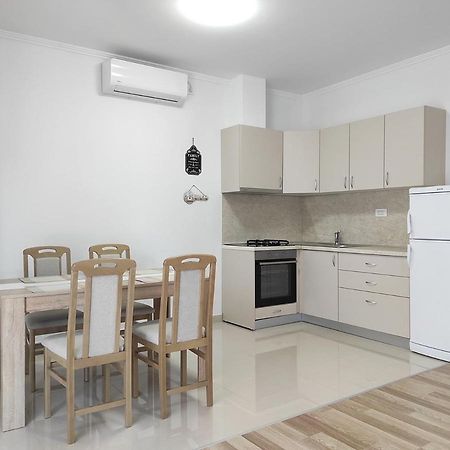 One Bedroom Apartment Gogo With Private Parking Neum Luaran gambar